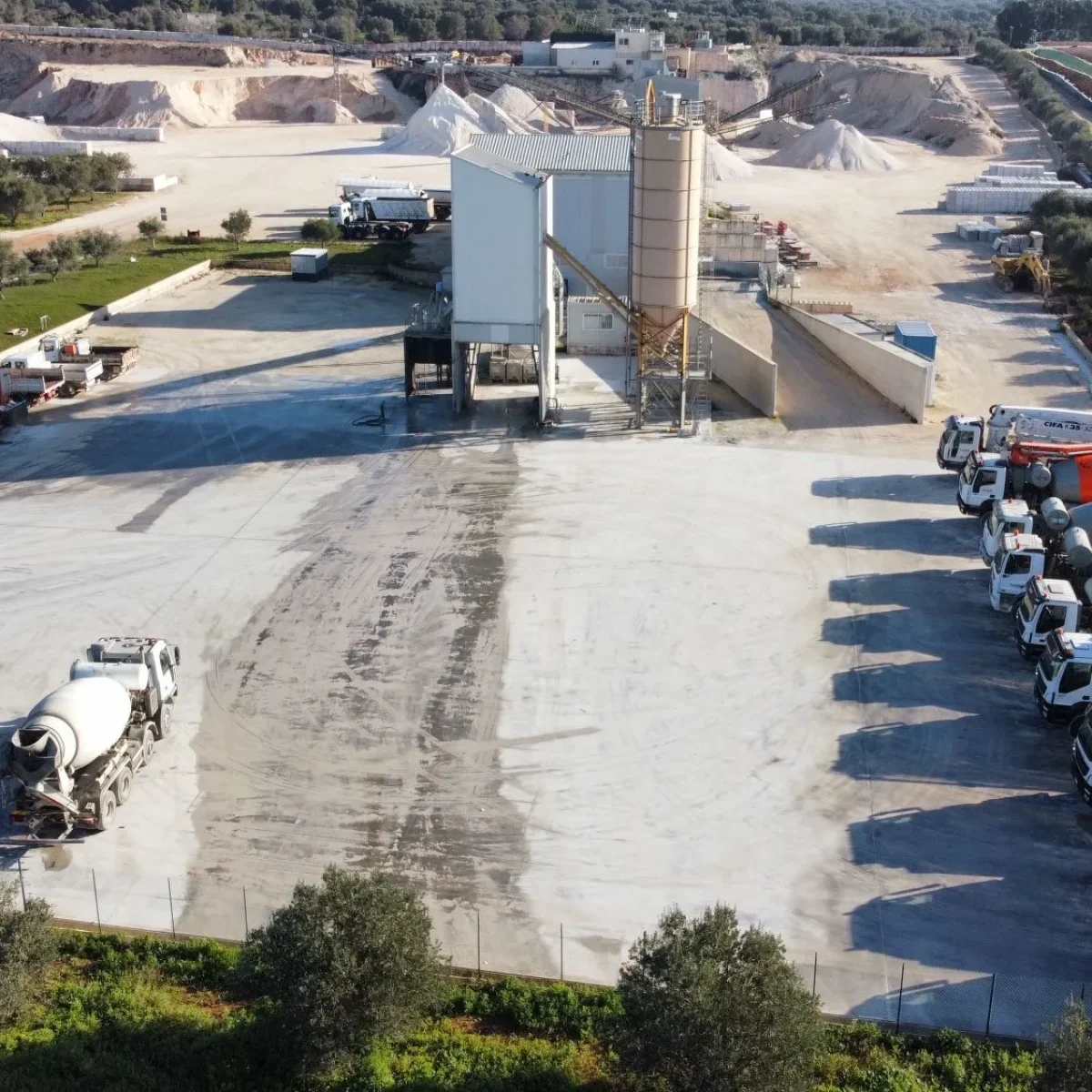 VISTA PIAZZALE IMPIANTO DI FRANTUMAZIONE E IMPIANTO DI BETONAGGIO